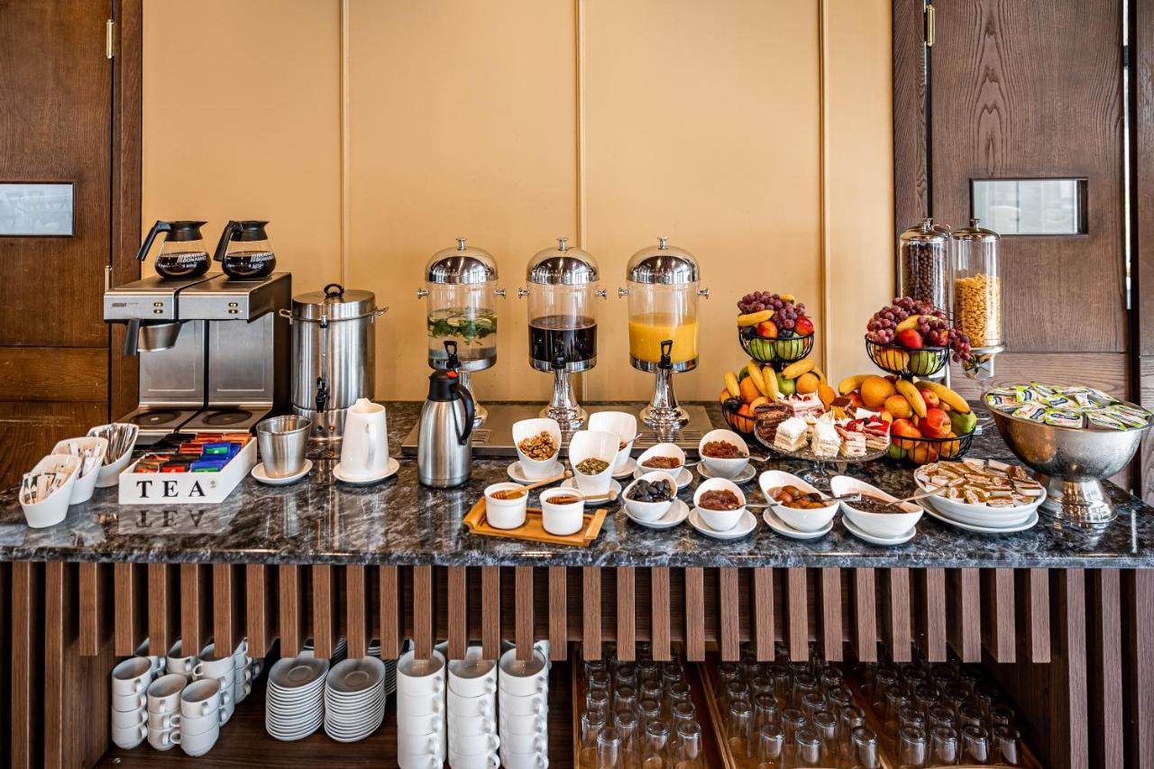 Kutaisi Inn Εξωτερικό φωτογραφία A breakfast buffet