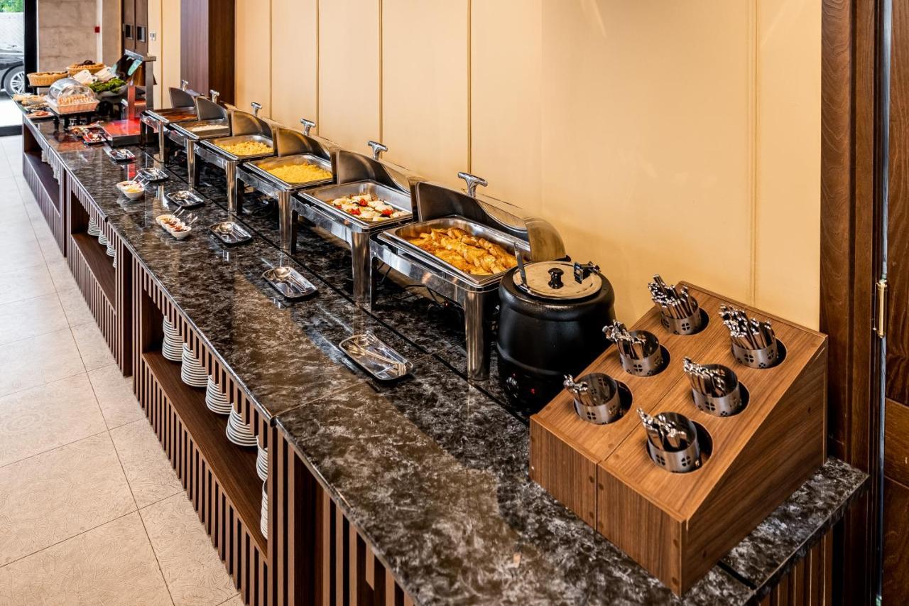 Kutaisi Inn Εξωτερικό φωτογραφία A buffet at a hotel