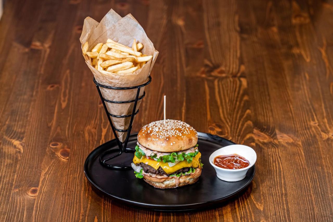 Kutaisi Inn Εξωτερικό φωτογραφία A cheeseburger with chips