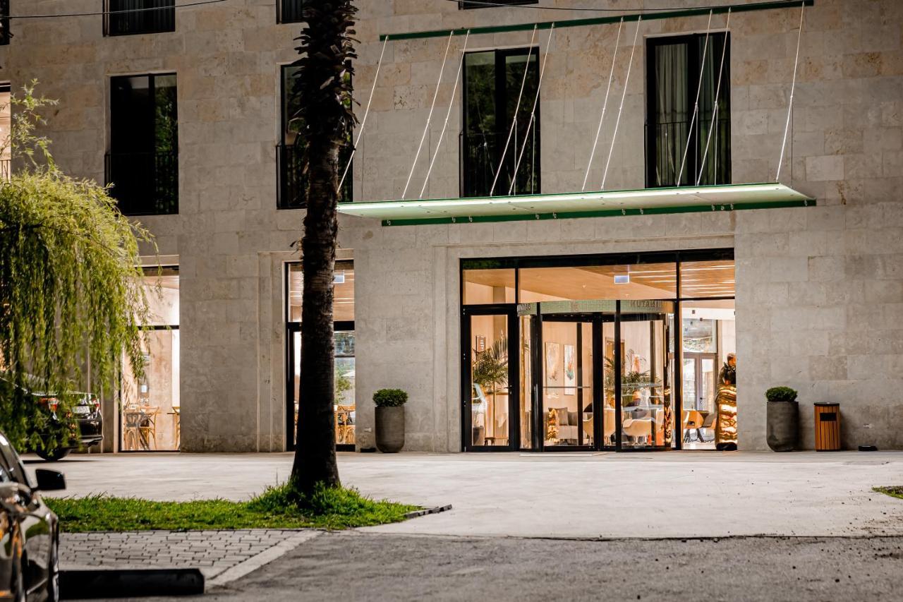 Kutaisi Inn Εξωτερικό φωτογραφία Entrance of the hotel