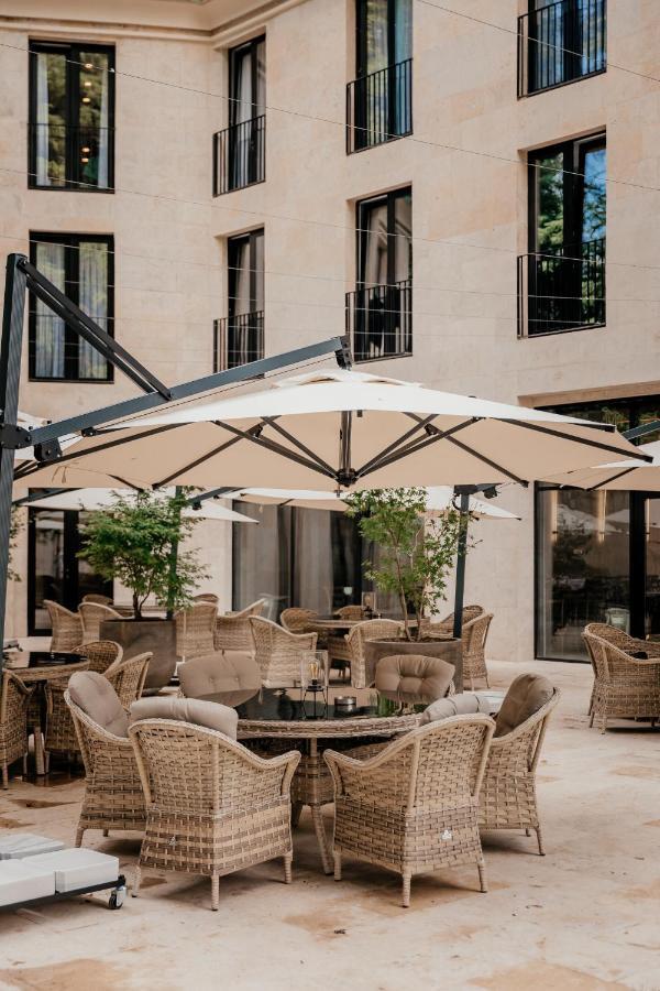 Kutaisi Inn Εξωτερικό φωτογραφία A cantilever umbrella