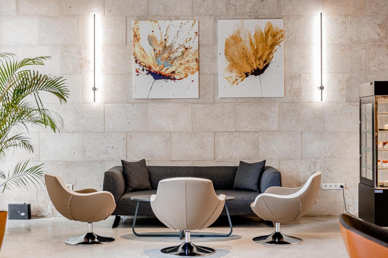 Kutaisi Inn Εξωτερικό φωτογραφία Wall-mounted luminaires