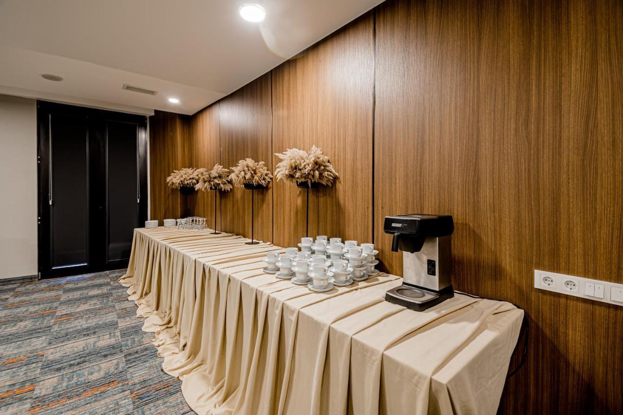 Kutaisi Inn Εξωτερικό φωτογραφία Coffee break