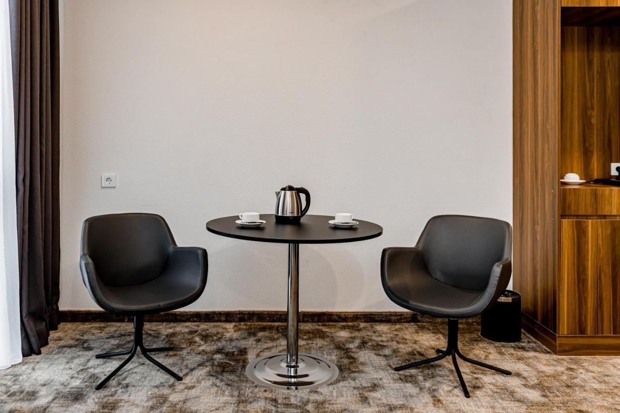 Kutaisi Inn Εξωτερικό φωτογραφία A table and two chairs