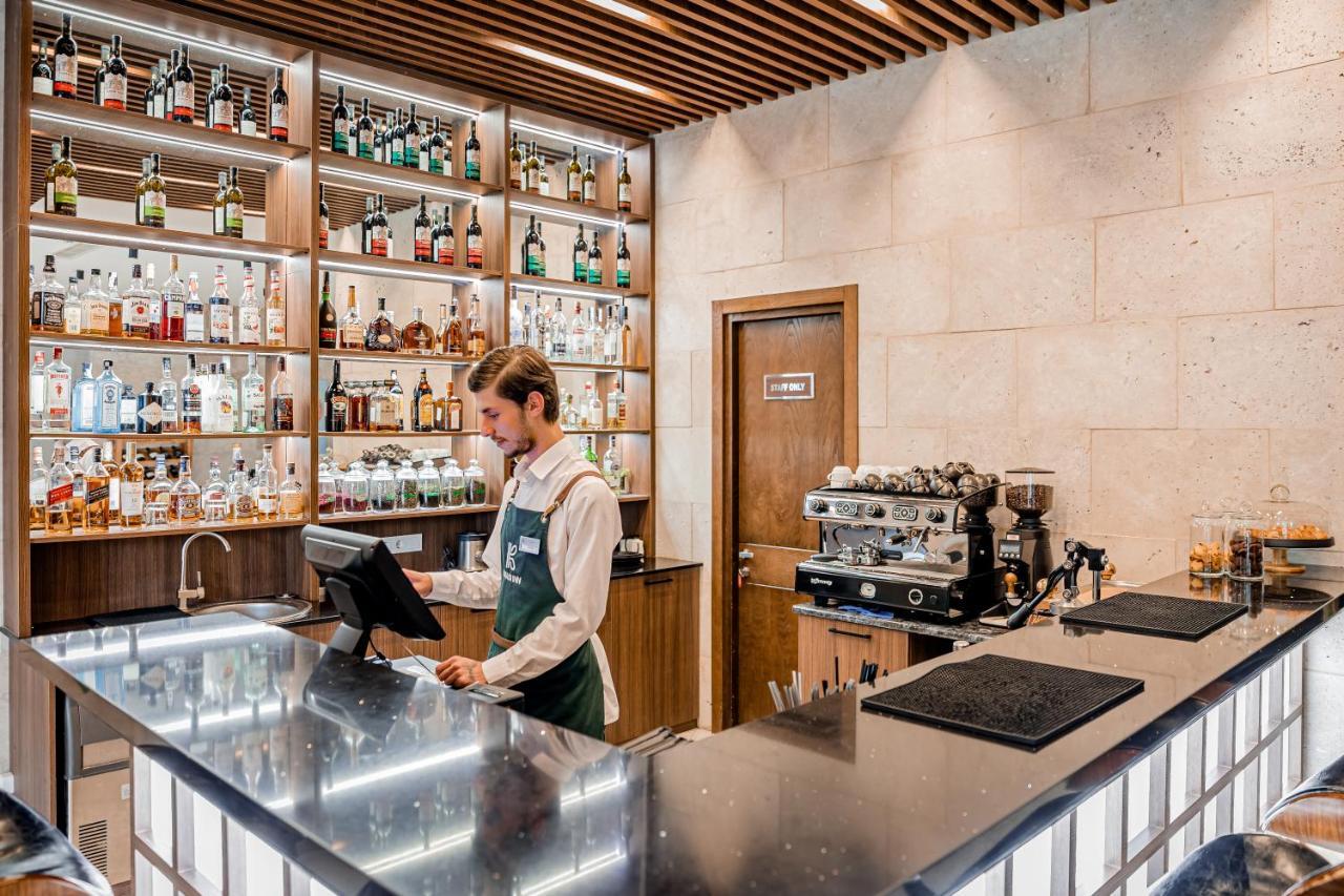 Kutaisi Inn Εξωτερικό φωτογραφία The bar at the London Edition