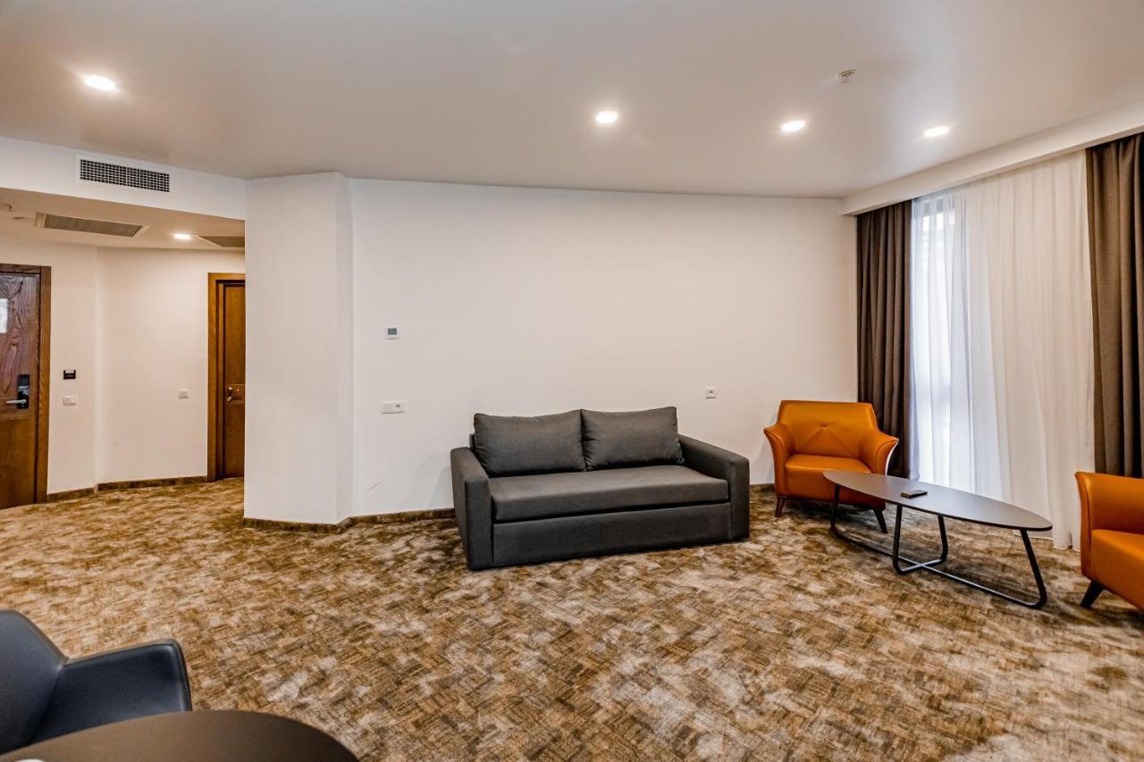 Kutaisi Inn Εξωτερικό φωτογραφία A room at the hotel