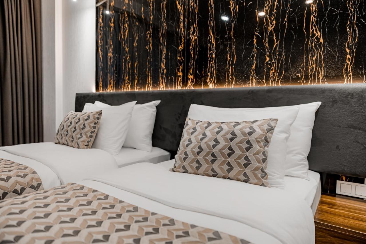 Kutaisi Inn Εξωτερικό φωτογραφία A bed with pillows