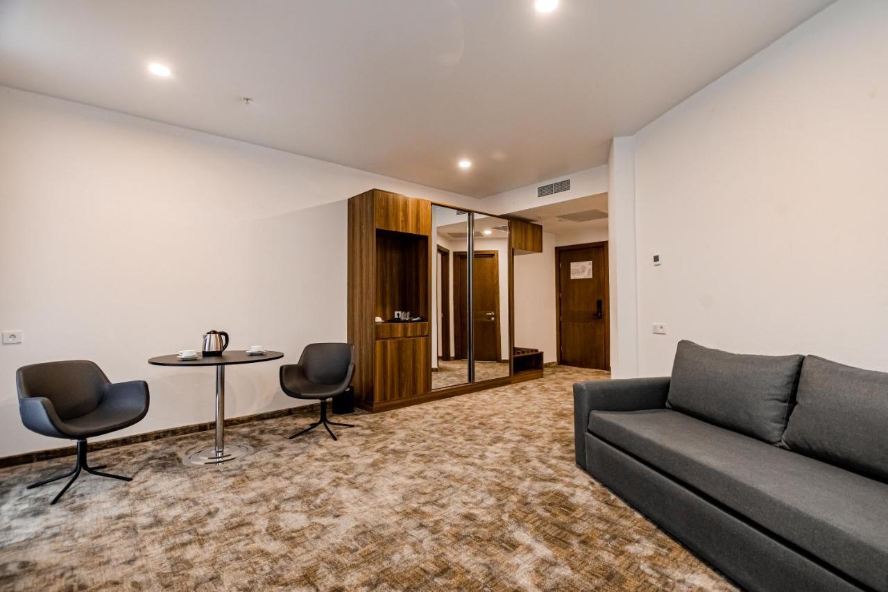 Kutaisi Inn Εξωτερικό φωτογραφία A suite at the hotel