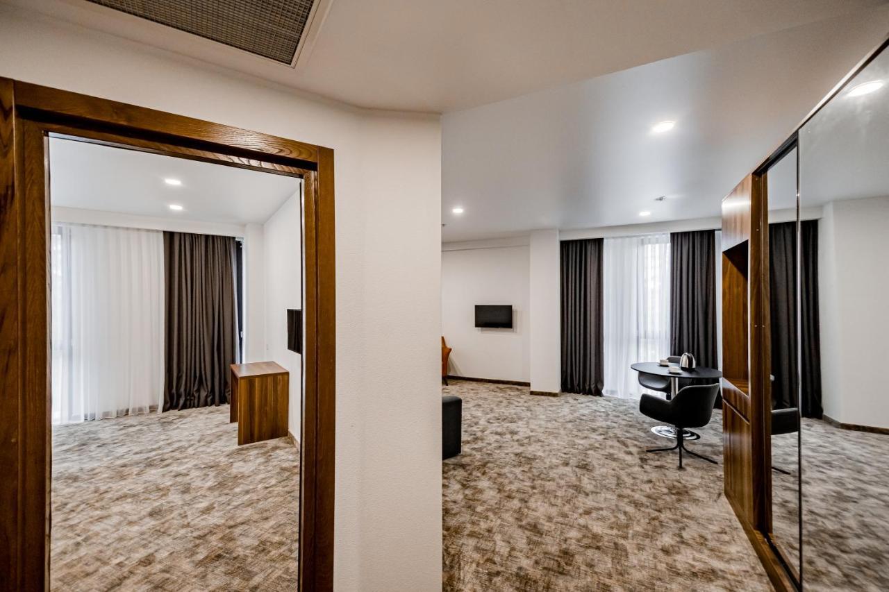 Kutaisi Inn Εξωτερικό φωτογραφία Suite