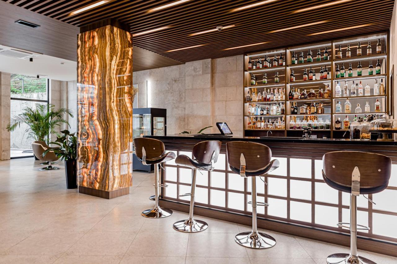 Kutaisi Inn Εξωτερικό φωτογραφία The bar at the hotel