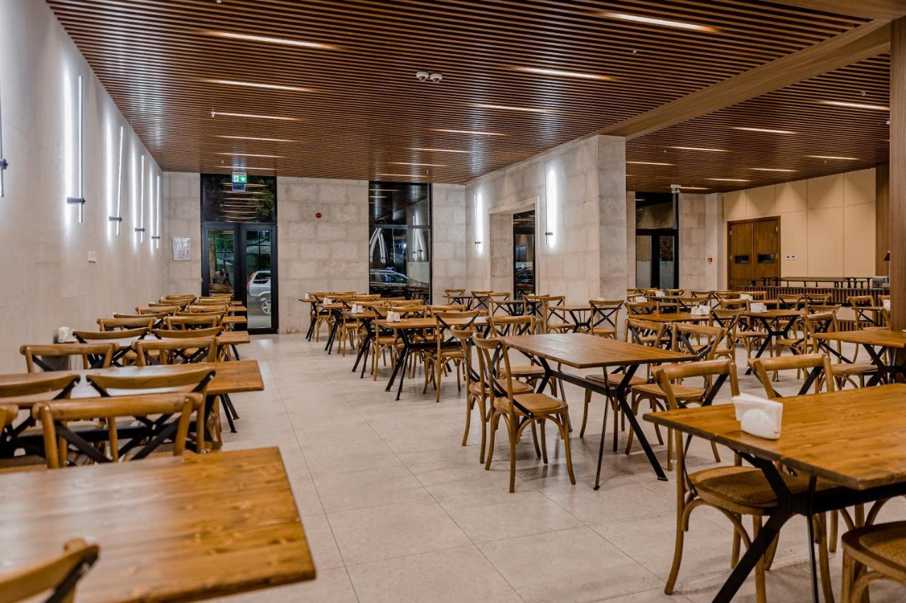 Kutaisi Inn Εξωτερικό φωτογραφία The dining room