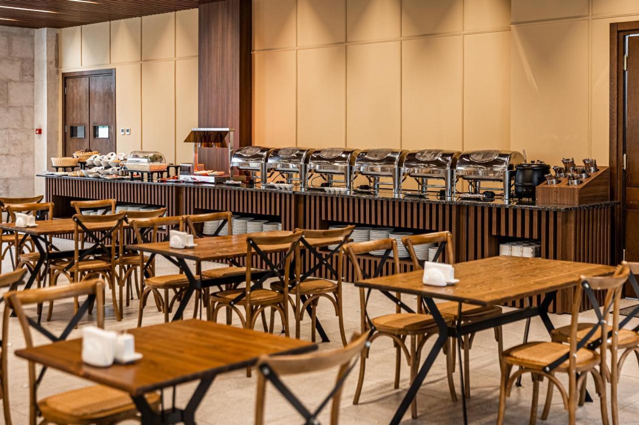 Kutaisi Inn Εξωτερικό φωτογραφία The restaurant at the hotel