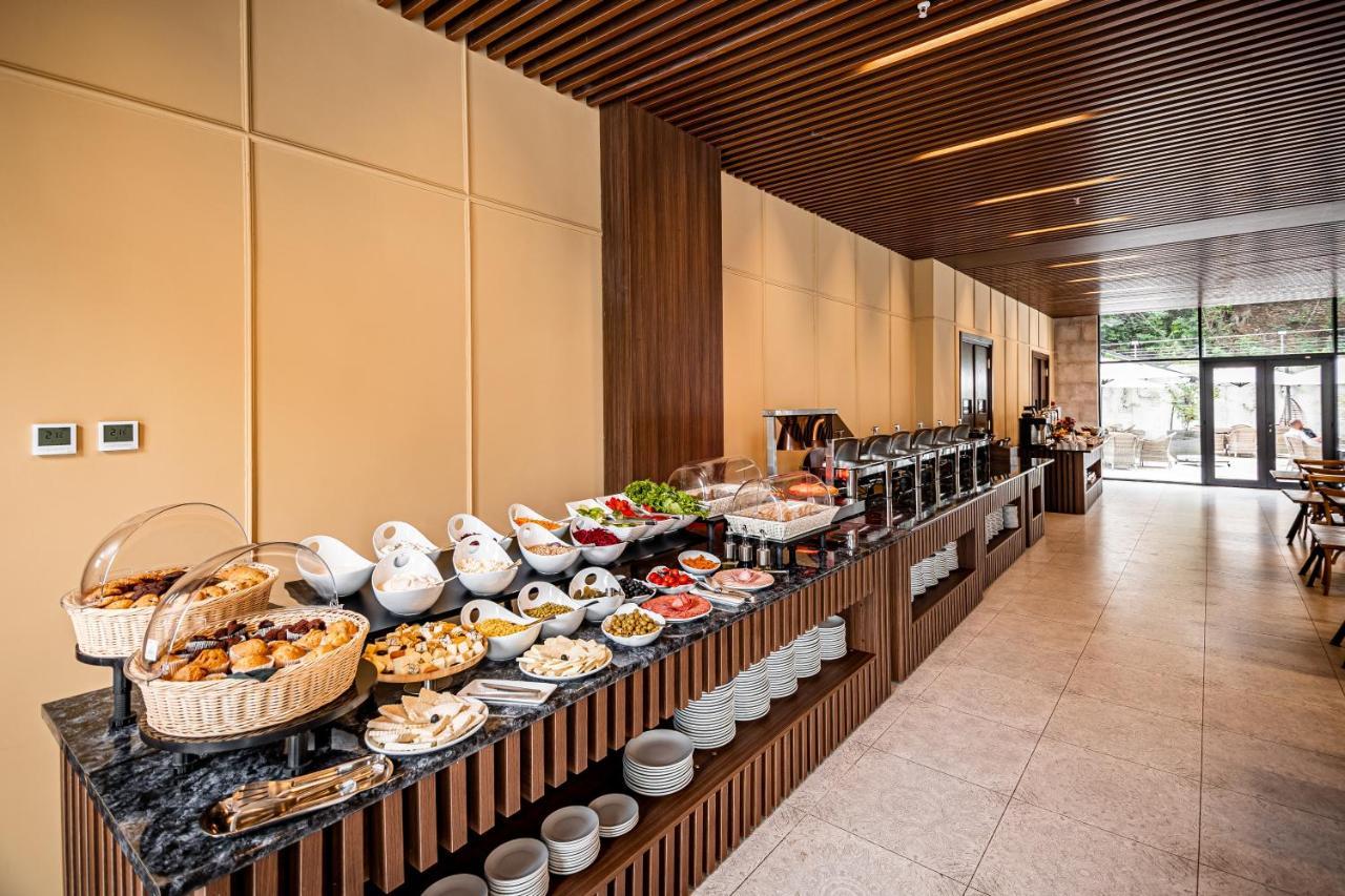 Kutaisi Inn Εξωτερικό φωτογραφία The buffet at the hotel